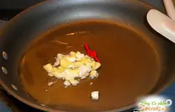 Разогреть масло в сковороде. Обжарить чеснок и чили.