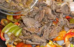 В той же сковороде обжарить овощи и грибы. Затем вернуть обратно мясо.