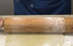 Раскатать марципан скалкой до толщины в 4 мм.