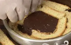 Поверх основы выложить кусочки хлеба.