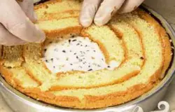 Накрыть наполнитель оставшимися полосками хлеба.