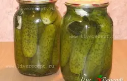 Делаем маринад. Ставим на плиту кастрюлю с водой, добавляем соль, сахар, когда закипит, добавляем уксус. Заливаем горячим маринадом огурцы. Банки стерилизуем минут 15 и закатываем. Банки переворачиваем и укутываем. Маринованные хрустящие огурчики готовы!
