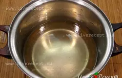 Варим сироп из сахара, воды и лимонного сока. Остужаем его.