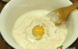 В большую миску просеиваем муку с солью, делаем посередине углубление, вливаем молоко и вбиваем яйцо. Тщательно перемешиваем.