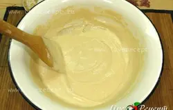 Затем добавляем сливочное масло, дрожжи и размешиваем пока тесто не станет однородным.
