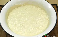 Миску накрываем полотенцем и отставляем в теплое место (примерно на 1 час), объем теста должен увеличиться в 2 раза.