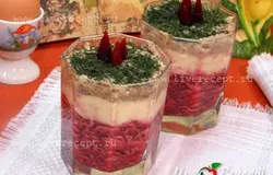 Выкладываем салат из свеклы с рыбными консервами в стаканы (или креманки) слоями: свекла, яйца, консервы. Присыпаем  салат свежим укропом.  Сверху для украшения я поставила пирамидки из вареной свеклы. Здесь можно пофантазировать и сделать украшение на свой вкус.При желании этот салат можно подать и на одном блюде.