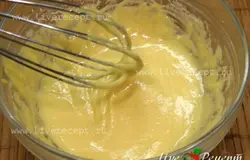 Добавляем горчицу, масло, лимонный сок и соль. Все тщательно взбиваем до кремообразного состояния.