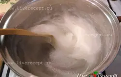 Варим крахмальную пасту для рахат-лукума. Соединяем в кастрюле крахмал, воду и лимонную кислоту. Постоянно помешивая, доводим до кипения. Варим 2-3 мин пока смесь не станет слегка прозрачной, однородной и густой.