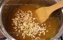 В крахмальную смесь тонкой струйкой вливаем сироп, все время мешаем смесь. Доводим до кипения и варим до тех пор, пока масса станет прозрачной и однородной. Мешаем массу постоянно, так как она будет расслаиваться. Выключаем огонь, если есть добавки, добавляем их и перемешиваем (я добавляла фруктово-ореховую смесь).
