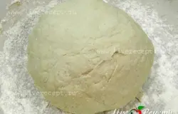 Для приготовления тонкого армянского лаваша воду слегка подогреваем, кладем дрожжи, соль и размягченное масло. Добавляем муку и замешиваем тесто.В рецепте можно обойтись и без сливочного масла, но с ним, конечно, вкуснее.