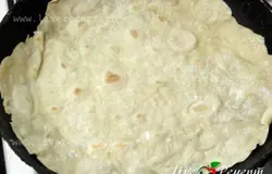 Берем наш тонкий блинчик (тесто не рвется) и аккуратно укладываем его на разогретую сковороду. Смазывать ее ничем не нужно. Жарятся лаваши очень быстро, как только побелел и пошел пузырями, переворачиваем. Получается примерно 10-15 сек на каждой стороне.