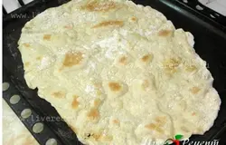 Можно печь лаваши в духовке, если нужны большие. Главное здесь не пересушить. Хорошо если это электродуховка, где можно выставить температуру и время. Тонкий армянский лаваш готов!