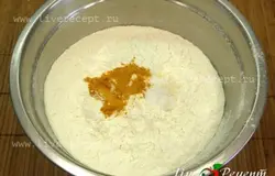 Чтобы приготовить алу патра, муку просеиваем, добавляем соль, куркуму и перемешиваем.