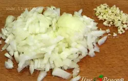 Нарезаем мелко лук и чеснок.