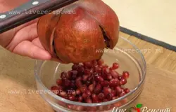 Переворачиваем гранат и ручкой ножа или столовой ложкой постукиваем по кожуре, зерна довольно легко будут выпадать.