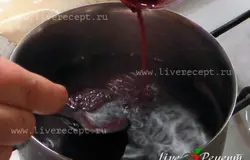 Когда соус закипит – убавляем огонь и вливаем крахмал, непрерывно помешивая. Не переставая соус помешивать, прогреваем его еще около 30 сек и снимаем с огня.