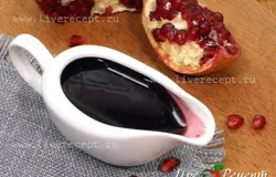 Подаем гранатовый соус к мясу или рыбе в общем соуснике или порционно.