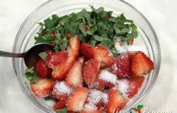 Чтобы приготовить гренки с клубникой, очищаем клубнику от плодоножек, промываем и нарезаем на кусочки. Мяту промываем, отделяем листочки и нарезаем мелко. Добавляем к клубнике мяту, сахар и перемешиваем.
