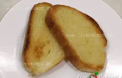 Обжариваем кусочки батона с двух сторон на сливочном масле.