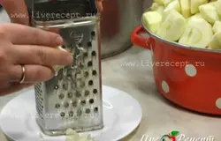 Яблоки очищаем от кожицы, удаляем  семена и  трем на крупной терке.