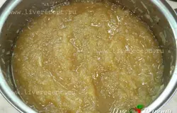 Заливаем яблоки водой и варим до размягчения в пюре.