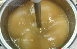 Затем, при помощи блендера, перебиваем пюре до однородной консистенции.Можно также протереть яблоки через сито.
