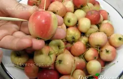 Для приготовления варенья из райских яблочек, яблоки хорошенько моем. Затем деревянной зубочисткой накалываем каждое яблочко в нескольких местах.