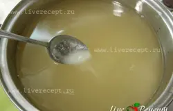 Затем бланшируем яблоки в кипящей воде 2-3 секунды и сразу охлаждаем в холодной воде. Сахар растворяем в горячей воде, доводим до кипения, постоянно помешиваем сироп. Кипятим 2-3 минуты. Готовый сироп немного охлаждаем.Бланширование яблок и последующее их заливание теплым (а не горячим) сиропом нужно для того, чтобы сохранить их целостность.