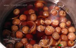 Как только яблочки наберутся сиропом, станут янтарными, значит варенье готово. Раскладываем варенье в стерилизованные банки и укупориваем.