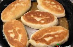 В сковороде хорошо разогреваем растительное масло и жарим пирожки с двух сторон до золотистой корочки.