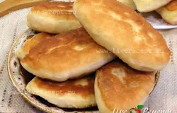 Быстрые жареные пирожки готовы! Сразу подаем их на стол!