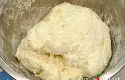 Для приготовления индийских лепешек бхатури, смешиваем муку с сахаром, солью и содой. Затем добавляем кефир и замешиваем тесто. Смотрим, если тесто слишком мягкое – добавляем муки, а если густое – добавляем кефир. Затем смазываем руки растительным маслом и снова хорошо вымешиваем тесто.По желанию, белую пшеничную муку можно сочетать с мукой грубого помола.