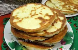 Готовые лепешки  бхатури промакиваем бумажным полотенцем и подаем на стол.