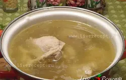 Для приготовления маклюбе с курицей, берем курицу и нарезаем на порционные куски, из расчета 1 кусок на одного человека ( мне нарезать не пришлось так как брала куриные бедра). Кипятим 1,5- 2 литра воды, закладываем курицу , лук, лавровый лист, морковь и перец черный горошком. Когда бульон закипит, снимаем пену и солим. Варим до готовности мяса.