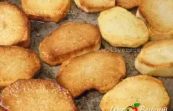 Также как и баклажаны нарезаем картофель немного солим и обжариваем.