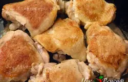 Достаем мясо из бульона и тоже поджариваем его до золотисто-коричневой корочки.