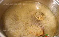 Берем кастрюлю с толстым дном и укладываем все слоями – курица, лук, синенькие, картофель , не забываем про специи ( можно немного еще присолить). Сверху кладем рис и аккуратно (чтобы не нарушить слои) заливаем все бульоном, он должен покрывать рис на 1-1,5 см выше. Ставим кастрюлю на большой огонь, крышку приоткрываем и варим так пока не выкипит лишняя жидкость, а рис начнет ,как говорится, «пыхтеть» (примерно через 5-7 мин.).