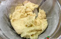 Размягченное сливочное масло растираем с сахаром и щепоткой соли. Добавляем яйцо и смешанную с разрыхлителем муку.