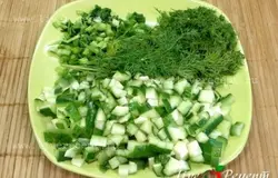 Огурцы нарезаем маленькими кубиками. Зеленый лук и укроп мелко рубим.