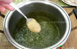 В пюре из шпината и щавеля добавляем сахар, соль, горчицу, хрен, перемешиваем и разводим квасом. Добавляем подготовленные огурцы, зеленый лук и укроп.