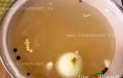 Чтобы приготовить гороховый суп с копченой грудинкой, хорошо промываем горох, чистим лук и чеснок, кладем в кастрюлю,  добавляем  перец душистый  и заливаем холодной водой. Варим  до готовности гороха (он должен разварится), на очень медленном огне, для того чтобы бульон был вкусным и наваристым.Если горох перед этим замочить в холодной воде часа на два, то он разварится быстрее.