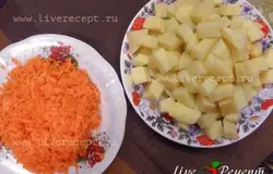 Чистим картофель и морковь. Картофель режим кубиками, а морковь трем на крупной терке. Когда горох разварится, добавляем в бульон картофель и морковь, луковицу  выкладываем  - она больше не понадобится. Сюда же добавляем лавровый лист, соль и черный перец.