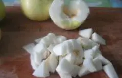 1 Яблоки вымыть, очистить от кожицы, нарезать кубиками Яблоки (крупные или средней величины), желательно поздних сортов, вымыть, очистить от кожицы, нарезать кубиками.