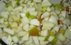2 Грушу помыть, удалить сердцевину, порезать на некрупные кусочки Фрукты перебрать, помыть, удалить плодоножки и сердцевину (кожуру срезать не нужно), порезать на некрупные кусочки. В конечном итоге (в готовом виде) кусочки груш должны быть похожи по размеру и цвету на засахаренную лимонную цедру.