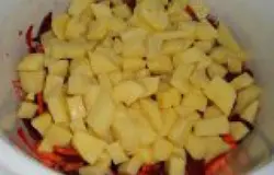 3 Нарезать картофель. Далее, очистить картофель, нарезать крупно и также отправить к овощам.