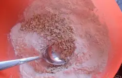 Смешиваем муку с сахаром и овсяными хлопьями.