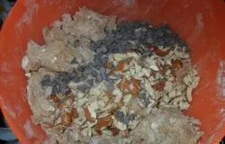 Добавляем миндаль и шоколад.