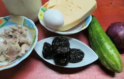 Подготовить продукты. Куриное мясо и яйца заранее отварить. Чернослив советуют замачивать, но я просто его промываю. Он и так мягкий.