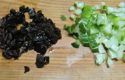 Нарезаем кубиком чернослив и огурец.